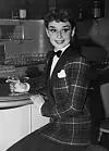 Glumica Audrey Hepburn u sakou tartan uzorka i leptir-mašni