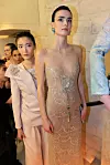 Naša manekenka u backstageu prije Giorgio Armani Prive revije