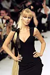 Claudia Schiffer na Chanel reviji 1995.