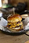 Hamburger New Jersey classic ‘The Burger bara‘ na kraljevskom stolu jeo bi se vilicom i nožem