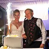 Rezanje svadbene torte na fešti u restoranu ‘Taurus‘