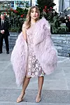 Suki Waterhouse također nosi Mouse frizuru