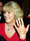 Camilla Parker Bowles u veljači 2005. pohvalila se zaručničkim prstenom