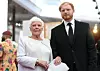 Judi Dench, odjevena u Dolce&Gabbana kreaciju, s unukom Samom Williamsom