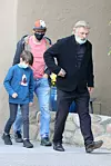 Alec Baldwin u Santa Feu sa Mattom, suprugom pokojne Halyne Hutchins i njihovim 9-godišnjim sinom.