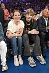 Christy Turlington, najdiskretnija od slavne petorke sa sinom Finn na košarkaškoj utakmici