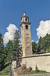 Crkva s nakrivljenim tornjem iz 12. stoljeća.