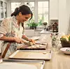 Meghan Markle radi keksiće koje je zatim posula cvjetnim laticama