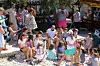 Susreće se s djecom i ukazuje na važnost ekološke osviještenosti i brige za okoliš.