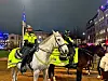 Policija na konjima u patroli po središtu grada