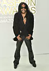 Lenny Kravitz je odabrao vuneni blejzer, kožne hlače i pernati šal s potpisom LaQuana Smitha