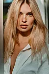 Uz Kerastase Blond Absolu, njezina kosa ima najbolju njegu.