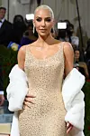 Kim Kardashian crvenim tepihom je prošetala s njezinim dečkom, komičarom Peteom Davidsonom.