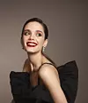 Večer je kao stvorena za glamur koji se postiže uz neizostavan crveni ruž, lagani smokey-eye look i elegantnom crtom tuša.