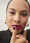 Inovativna formula ruža Lip Stylo pruža lagan osjećaj, čineći usne mekim i nježnim