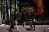 Golemi poster filma koji će premijerno biti prikazan na Festivalu 'Indiana Jones i kotač sudbine' izložen ispred hotela Carlton u Cannesu