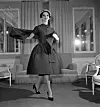 Model iz prve kolekcije koju je dizajnirao za modnu kuću Dior, 4. veljače 1958.
