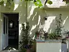 Otok dan-danas nema redovnu liniju za južno naselje Gornje Čelo pa često iz druge luke pješače pola sata do obiteljske kuće