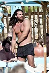 Can Yaman odmara se u Grčkoj