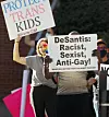 Plakat na prosvjedu ‘‘DeSantis: Racist, Sexist, Anti-Gay!‘‘