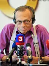 FOTOGRAFIJE: SAMUEL KUBANI AFP (FILES) In this file photo taken on September 22, 2011, TV Personality Larry King of the US answers journalists' questions during a press conference in Bratislava, Slovakia. - The iconic TV and radio interviewer Larry King died January 23, 2021, at the age of 87, his media company said. Ora Media did not state a cause of death but media reports said King had been battling Covid-19 for weeks and had suffered several health problems in recent years. (Photo by SAMUEL KUBANI/AFP)