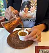“Uz dužno poštovanje filter, espresso kavi i kapsulama, miris one turske koja malo zakipi po štednjaku, još si iz Bosne donesem lomljene štaub kocke šećera, ako se nađe i rahat-lokum – pravi mi je merak”, smije se Sandra