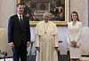 Privilegija bijele boje (Il privilegio del bianco), kojom se određenim katoličkim kraljicama i princezama dozvoljava nošenje bijele odjeće pred papom, u ovom će slučaju biti izostavljena