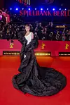 Na 74. Berlinskom međunarodnom filmskom festivalu početkom 2024. crvenim je tepihom prošetala u glamuroznoj bijeloj haljini modne kuće Dolce&Gabbana i crnom voluminoznom ogrtaču koji je tek ležerno prebacila preko ramena