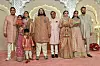 Mukesh Ambani i supruga Nita Ambani u društvu sina Ananta te sina Akasha i kćeri Ishe te njihovih obitelji