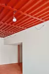 Crveni stupovi su po cijeloj kući