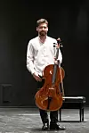 'Iako slušam 99 posto klasičnu glazbu, s vremena na vrijeme se vratim na svoju playlistu iz osnovne i srednje škole gdje se može naći ponešto iz gotovo svakog žanra, od Red Hot Chili Peppersa pa sve do Skrillexa', kaže Luka