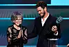 Andrew Garfield uručio je nagradu za životno djelo glumici Sally Field