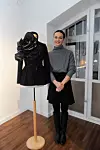Izlozba modnih dizajnera Vizije - Preobrazaj svakidasnjeg / Galerija Ulupuh / Zagreb 23.01.2020. / foto: Maja Jurovic / Petra Krpan isperd svojeg rada Hommage za kawakubo