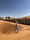 Hotel istodobno nudi jahanje na devama i konjima, safari džipovima i biciklima te šetnju pustinjom