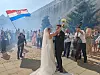 Netom vjenčani par nakon crkvenog obreda u Iloku