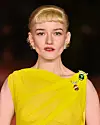 Julia Garner s mikro šiškama u vintage stilu