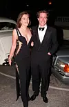 Na premijeri filma ‘Četiri vjenčanja i sprovod’ u Londonu 1994. svi su gledali u njegovu djevojku Elizabeth Hurley u haljini Versace.