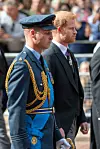 Prince William u vojnoj odori, a princ Harry u civilnom odijelu
