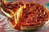 Chicago deep-dish pizza autentična je čikaška pizza koja formom podsjeća na pitu