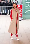 Zendaya u crvenoj trenirci i bijelim štiklama