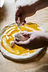 Na kremu od žutih rajčica treba rasporediti ricottu i mozzarellu