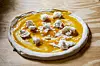 Na redu je dodavanje ljubičastog luka i crvenih mini rajčica na pobjedničkoj pizzi svjetskog šampiona