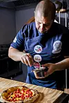 Alen Radanović dodaje završne detalje nakon pečenja šampionske pizze