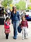 Camila Alves u šetnji s kćeri Vidom i sinom Livingstonom u New Yorku 2016.