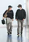 Robert Pattinson i Suki Waterhouse modno su se uskladilil za zajedničko putovanje iz New Yorka za London
