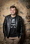 Profesor na fakultetu mu je rekao da mu je glas stvoren za radio - njemu je to bilo teško za povjerovati