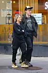 Sa starijim sinom Charlesom koji živi u New Yorku