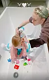Dok se maleni igrao u kadi, mama ga je ošišala - ne baš spretno.