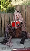 Grimes je nabacila vilenjački outfit i za čitanje Komunističkog manifesta na ulici