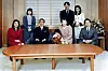 Japanska carska obitelj 1994. u Carskoj palači: tadašnja princeza Masako (lijevo) a danas careva supruga, princeza Nori, tadašnji car Akihito, malena princeza Mako, tadašnja carica Michiko, princ Akishino i princeza Kiko te tadašnji prijestolonasljednik Naruhito koji je danas car